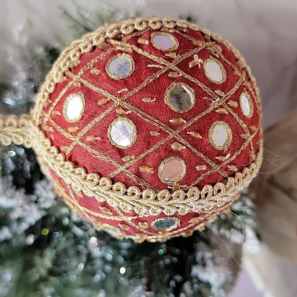 Large Vintage red fabric ornament with beads & mirrors - Picture 2 of 5